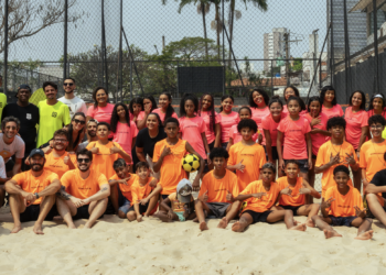 Crianças do Projeto viela jogando Futevôlei