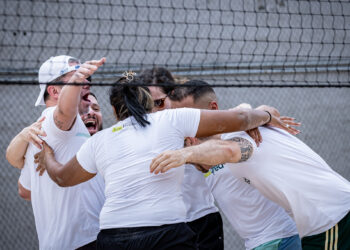 Grupo jogando vôlei de praia